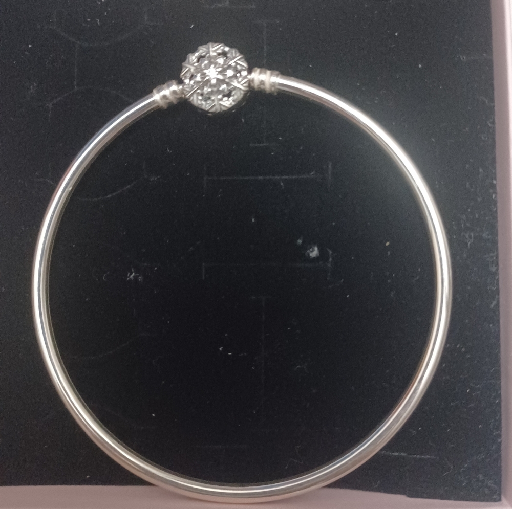 Elegant Silver Bracelet with Crystal Accent